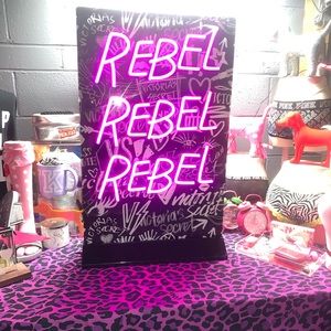 VS Rebel Sign 😍